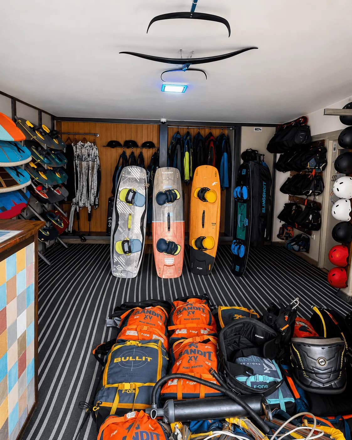 Local du club kitesurf de l'hôtel à Essaouira : planches, harnais, casques et ailes alignés
